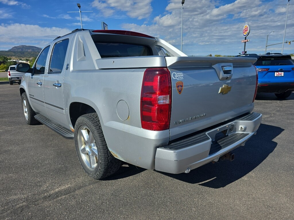 2013 Chevrolet Avalanche LTZ photo 2