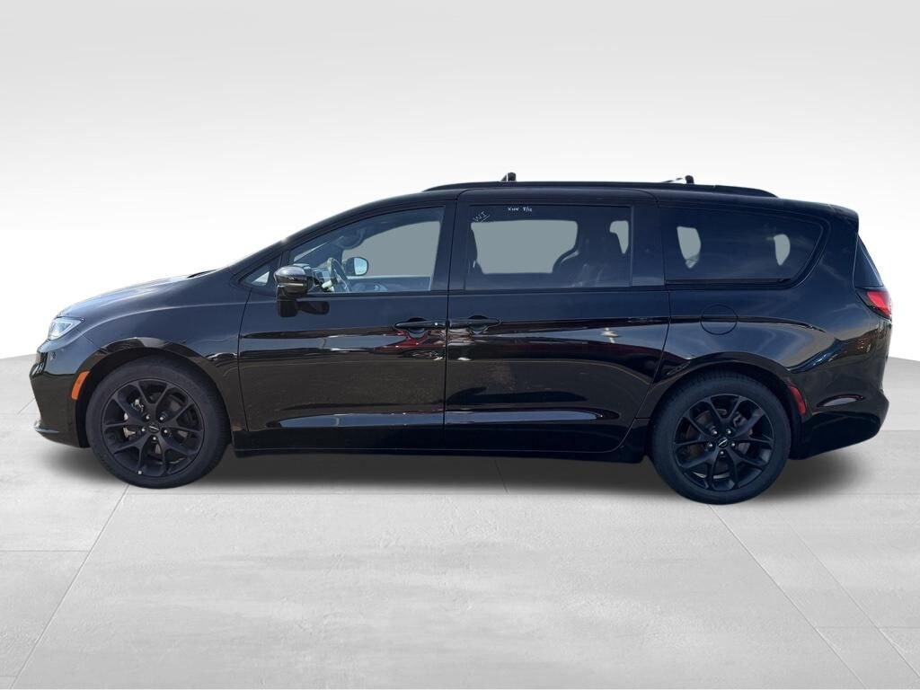 Used 2025 Chrysler Pacifica Limited Minivan/Van