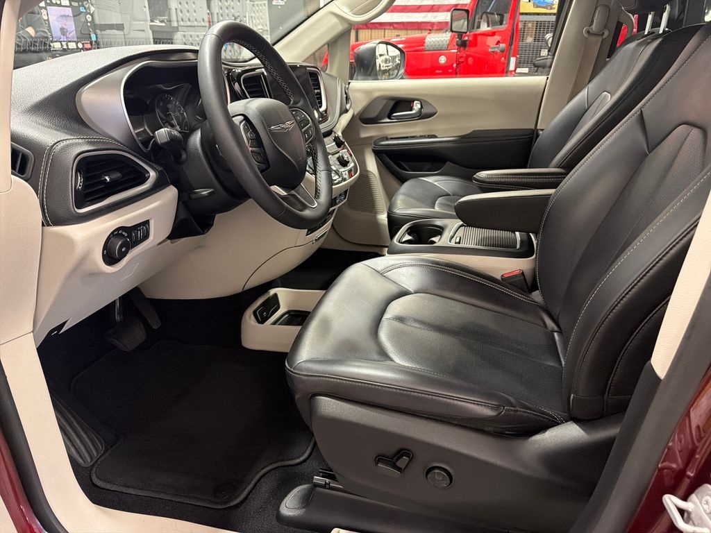 Used 2023 Chrysler Pacifica Touring L Minivan/Van
