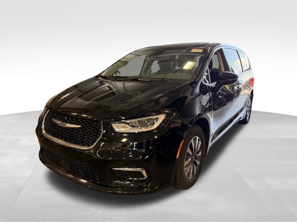 Used 2024 Chrysler Pacifica PHEV Select with VIN 2C4RC1S7XRR202538 for sale in Saint Charles, Minnesota