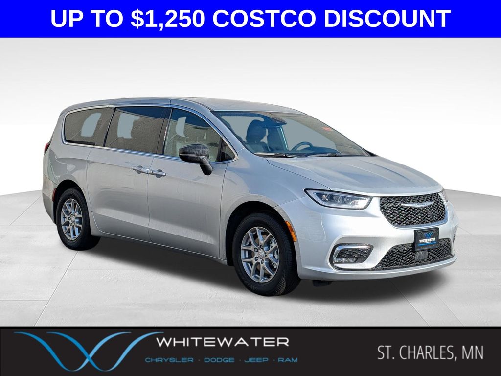2026 Chrysler Pacifica Select's photo