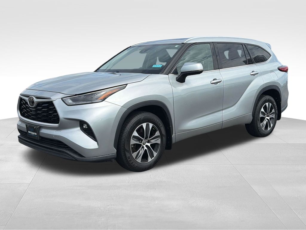 Used 2021 Toyota Highlander XLE with VIN 5TDGZRBH0MS102302 for sale in Saint Charles, Minnesota