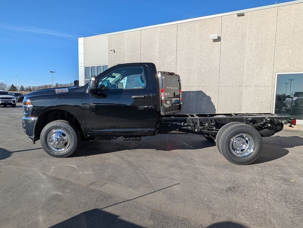 New 2026 Ram 3500 Chassis Cab TRADESMAN REGULAR 4X4 60' CA Pickup