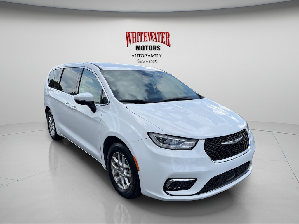 Used 2023 Chrysler Pacifica Touring L Mini-van, Passenger