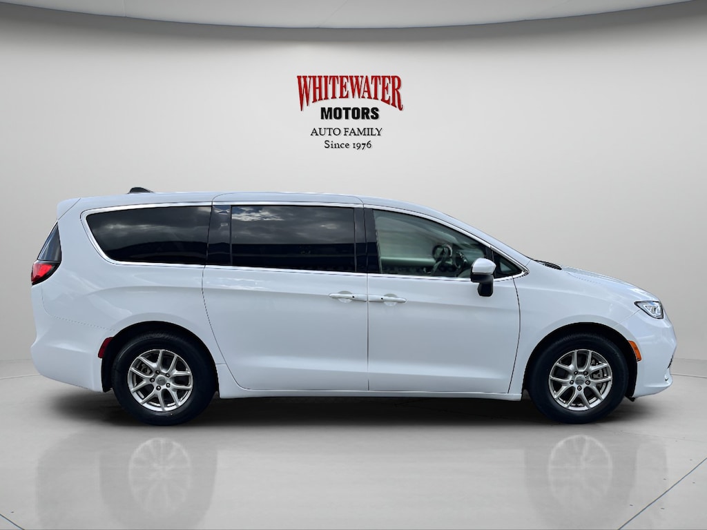 Used 2023 Chrysler Pacifica Touring L Mini-van, Passenger