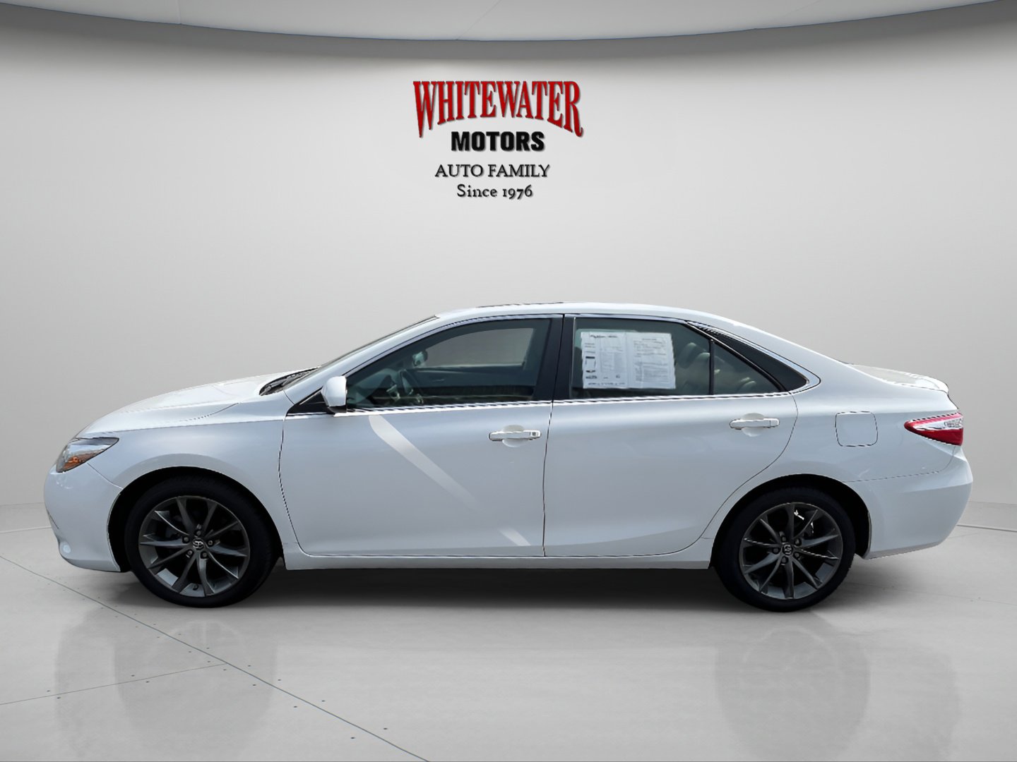 2016 Toyota Camry XSE photo 2