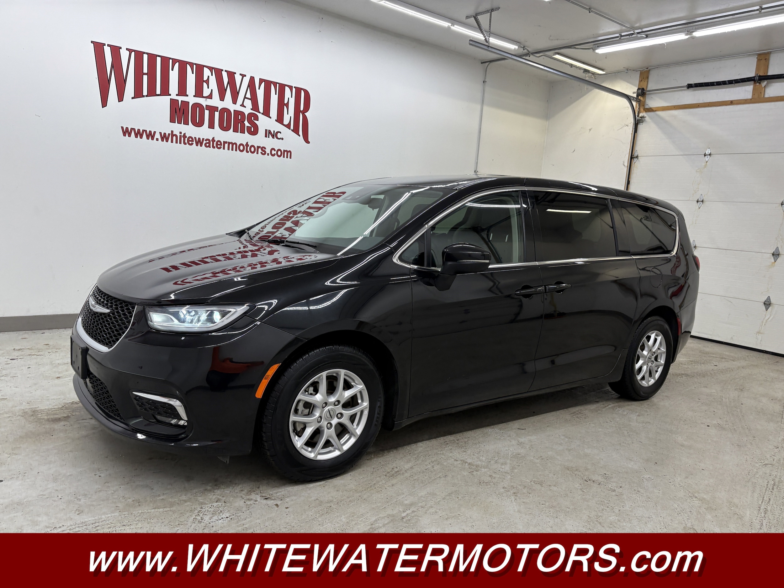 2023 Chrysler Pacifica Touring L's photo