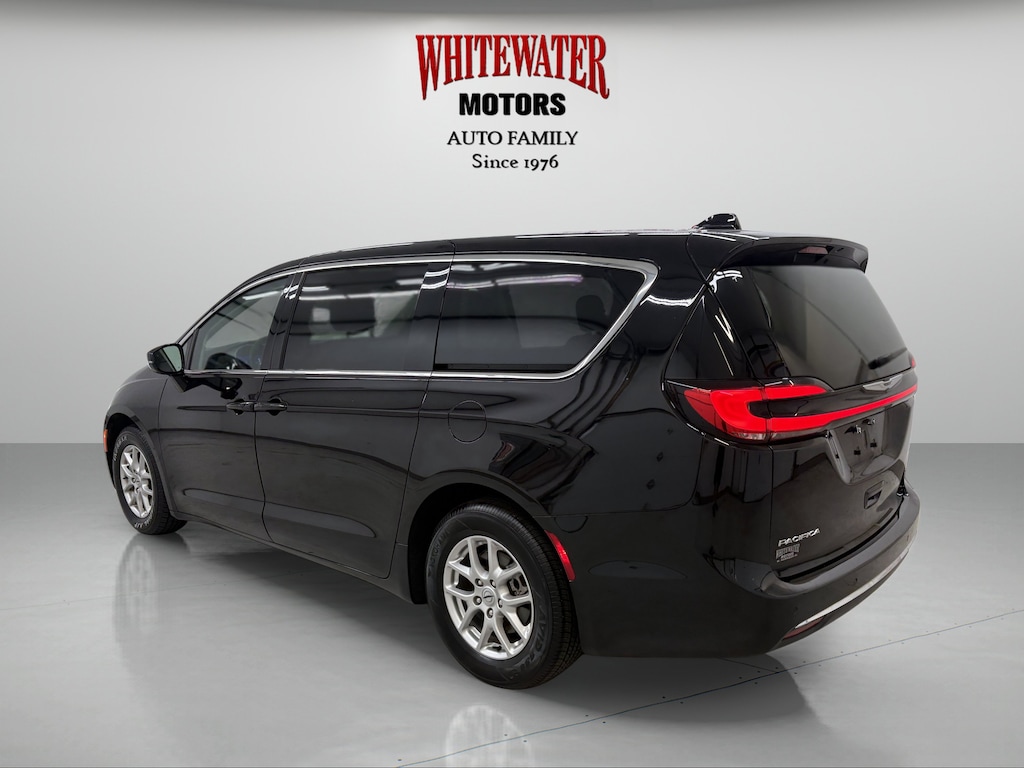 Used 2024 Chrysler Pacifica Touring L Mini-van, Passenger