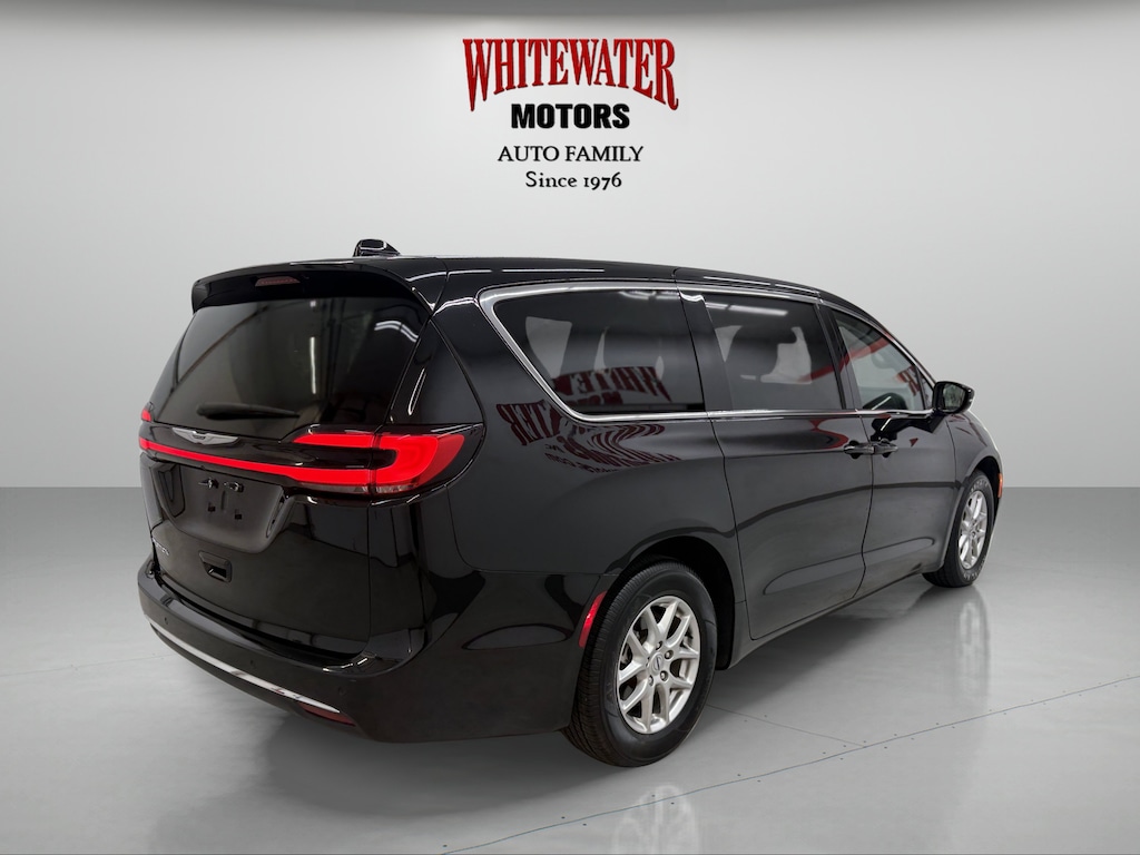 Used 2024 Chrysler Pacifica Touring L Mini-van, Passenger