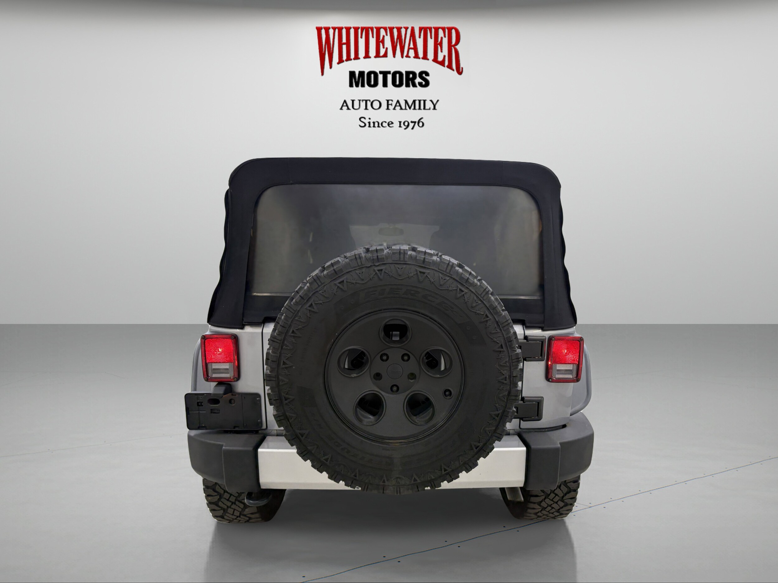 2014 Jeep Wrangler Unlimited Sahara photo 3