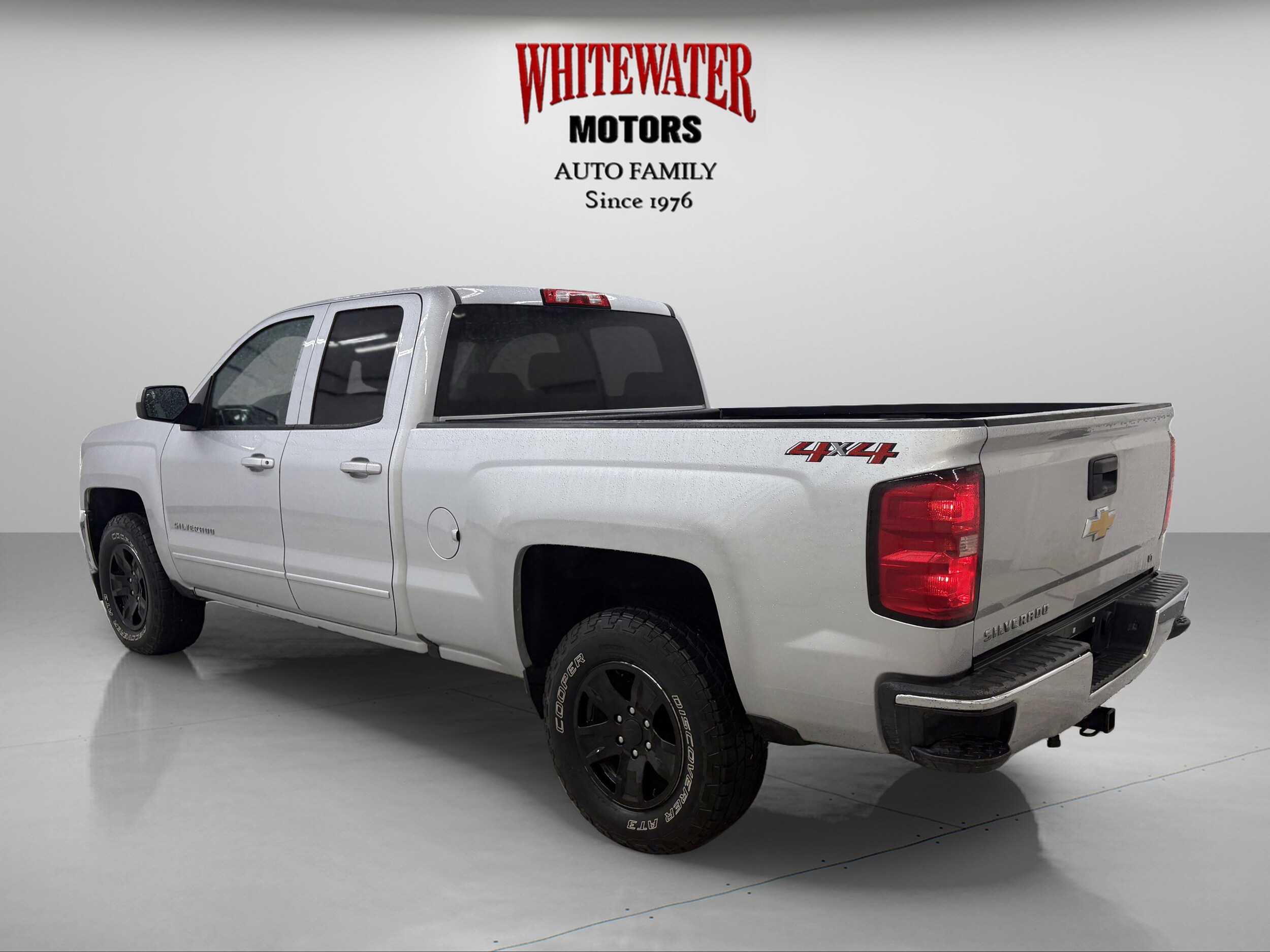2018 Chevrolet Silverado 1500 LT photo 2