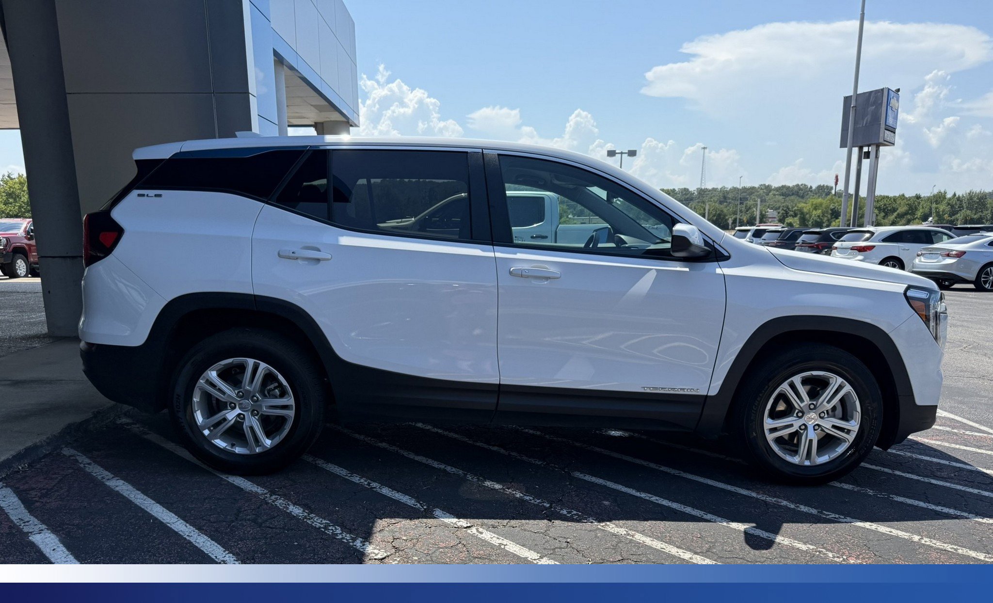 2024 Gmc Terrain SLE photo 2