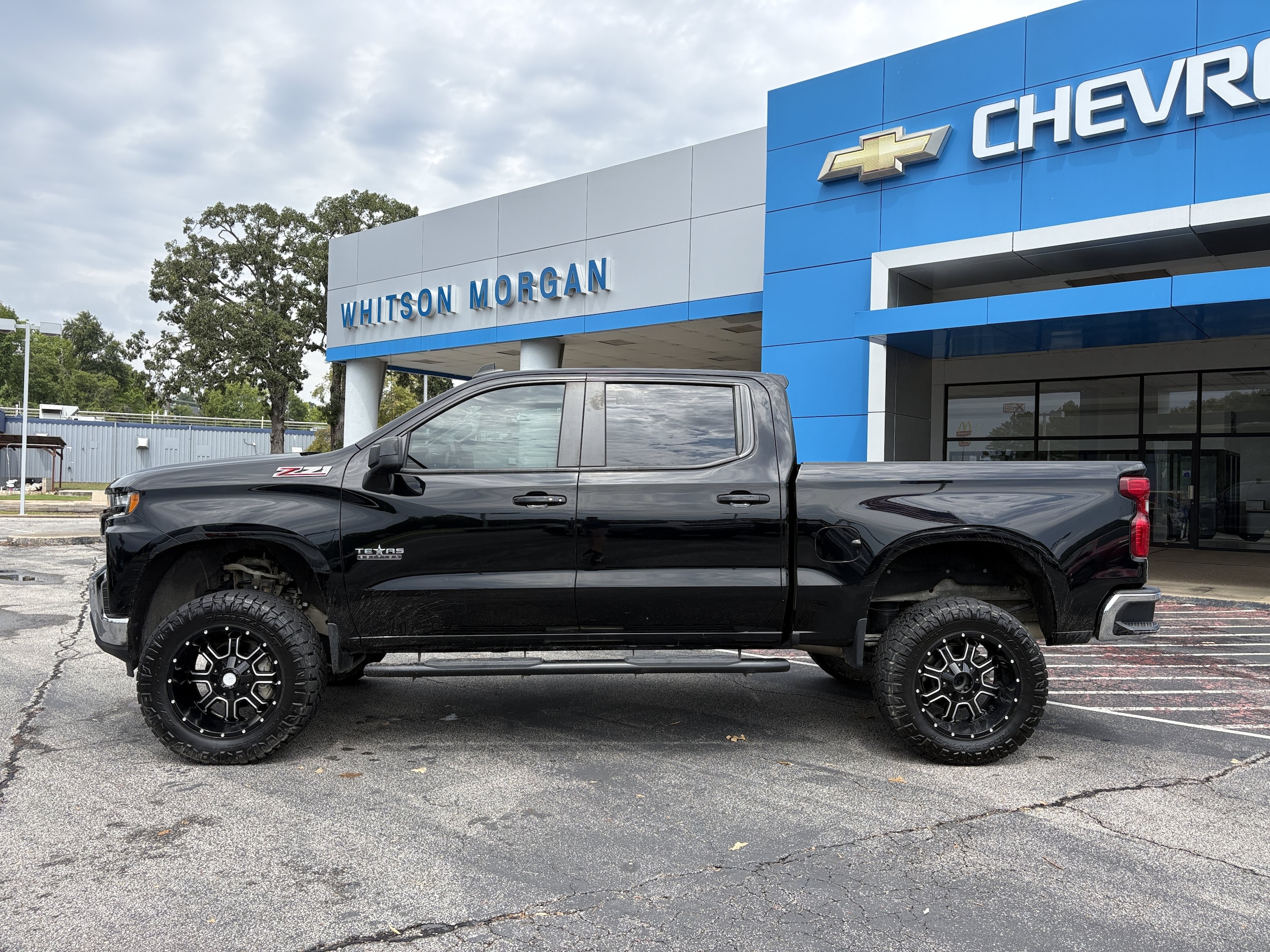 Used 2021 Chevrolet Silverado 1500 LT with VIN 3GCUYDEDXMG428396 for sale in Little Rock