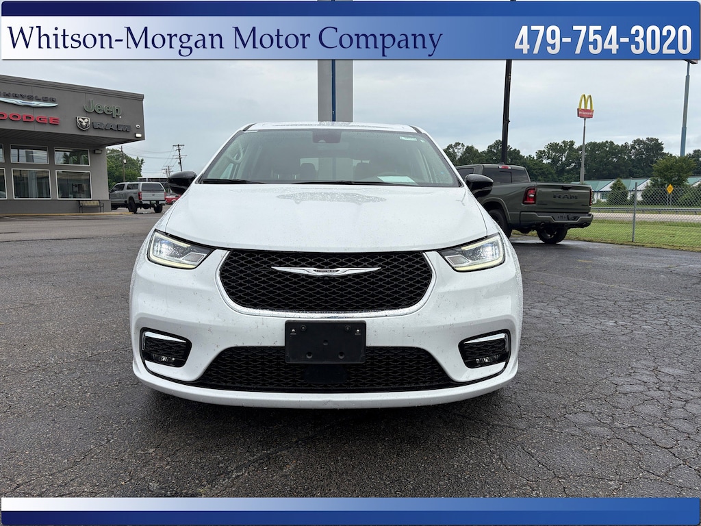Used 2024 Chrysler Pacifica Plug-In Hybrid Hybrid Select Van Passenger Van