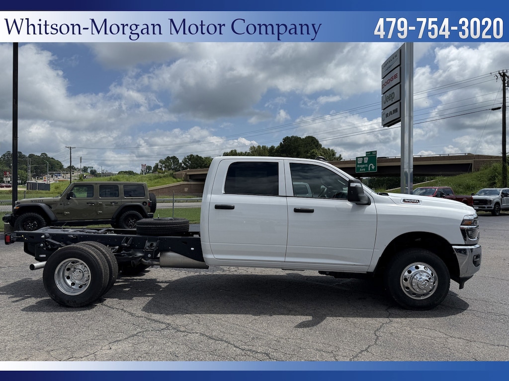 New 2025 Ram 3500 Chassis Cab 3500 TRADESMAN CREW CAB CHASSIS 4X4 60' CA Pickup