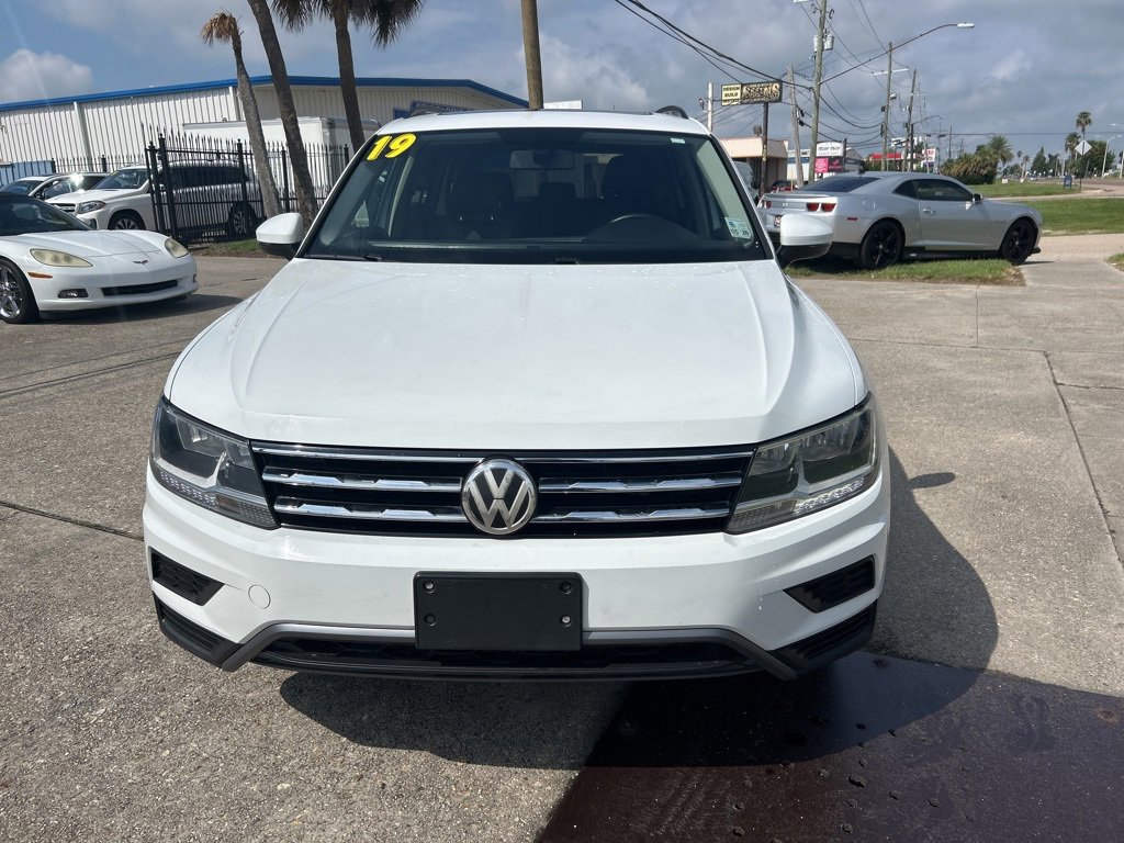 2019 Volkswagen Tiguan SEL R-Line photo 2