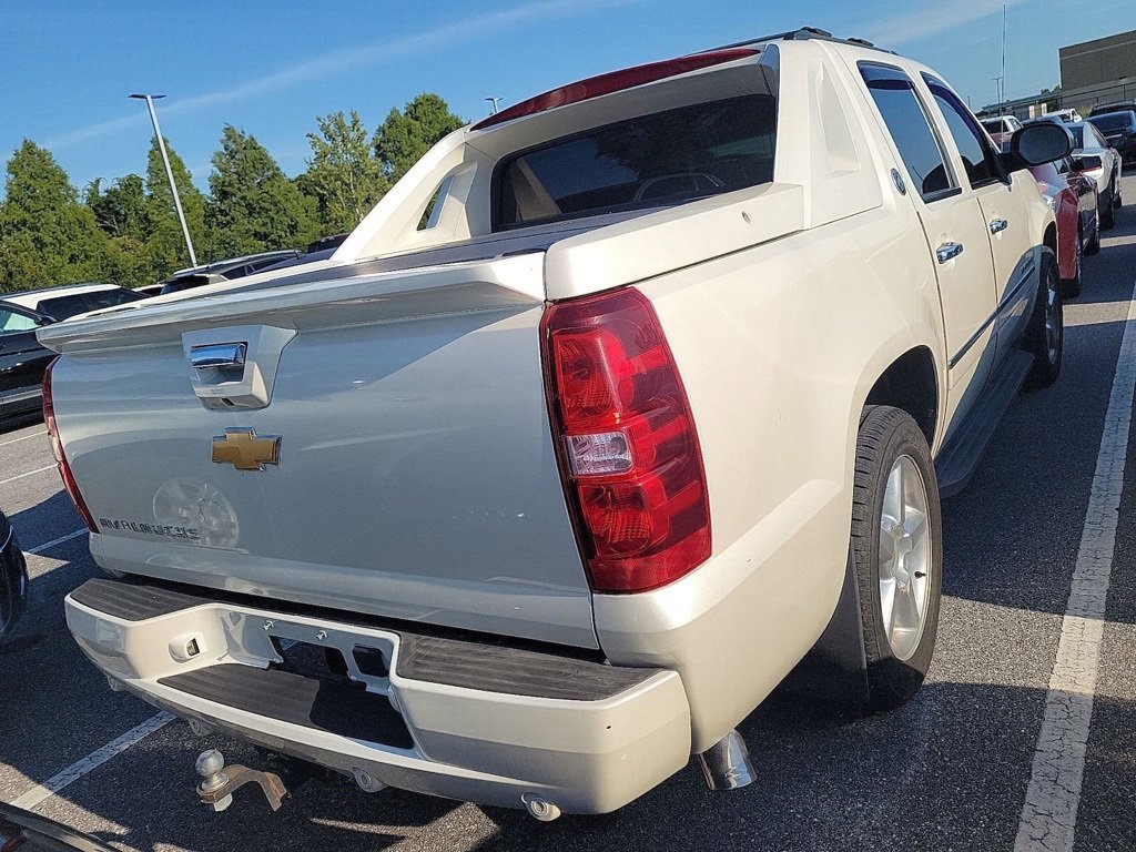 2013 Chevrolet Avalanche LTZ photo 3