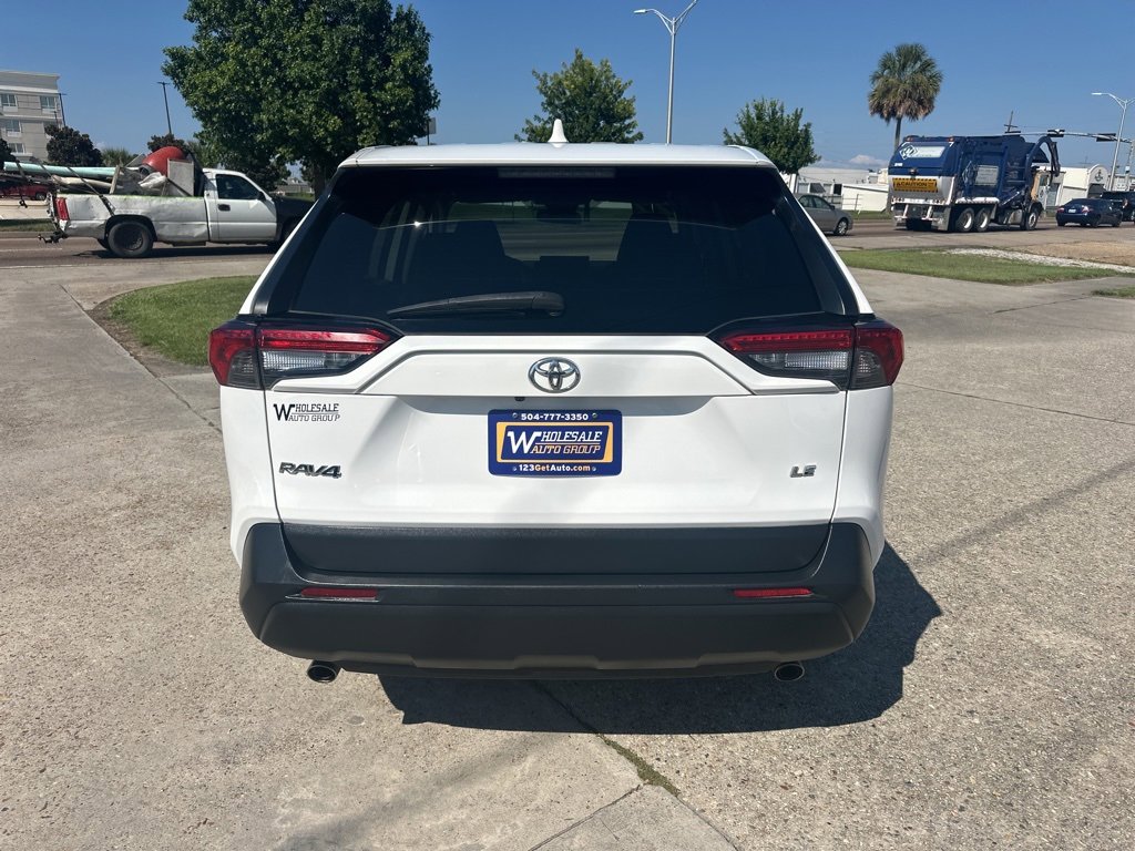 2022 Toyota RAV4 LE photo 2