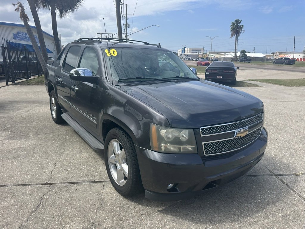 2010 Chevrolet Avalanche LTZ photo 2