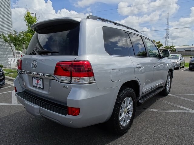 2017 Toyota Land Cruiser photo 3