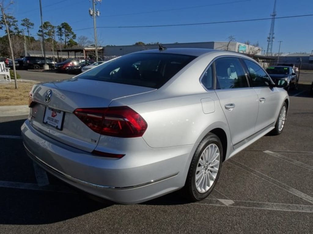 Used 2017 Volkswagen Passat 1.8T SE Sedan