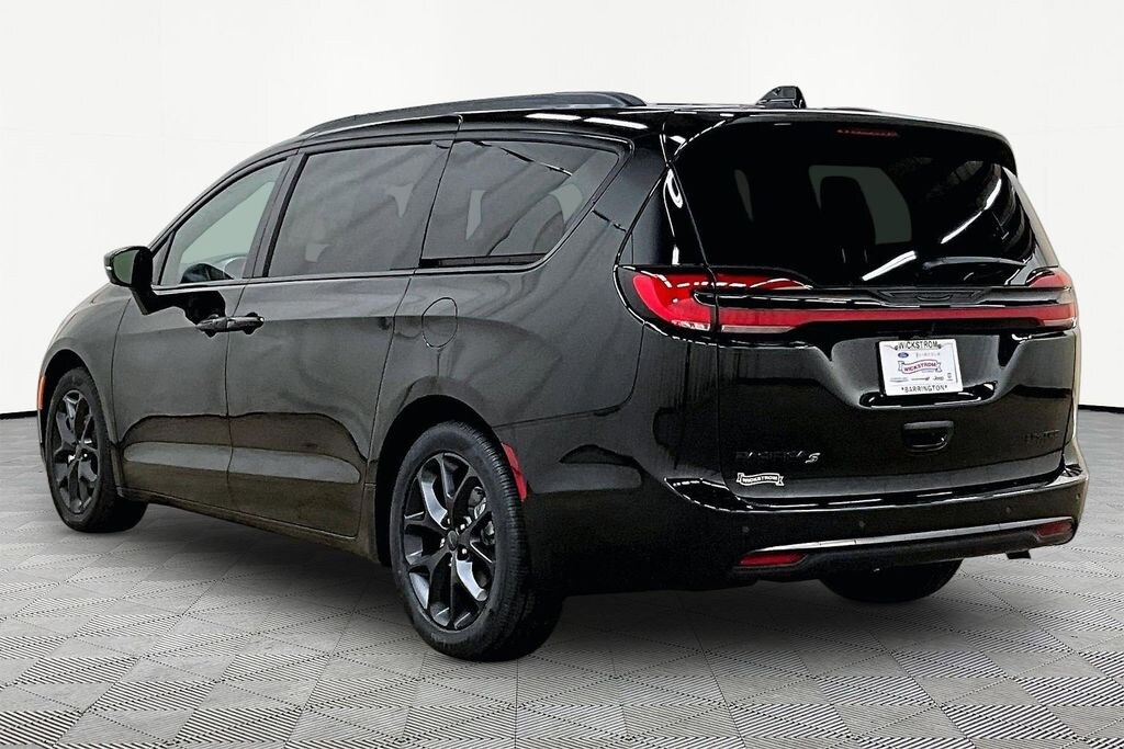 New 2027 Chrysler Pacifica Limited Passenger Van