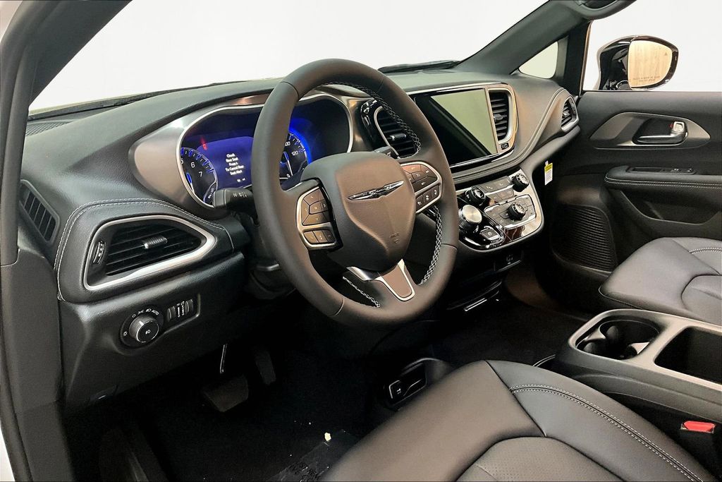 2026 Chrysler Pacifica Select - Photo 9