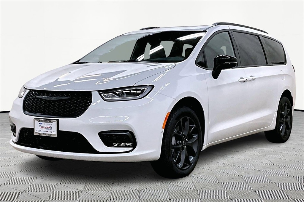 2026 Chrysler Pacifica Limited's photo