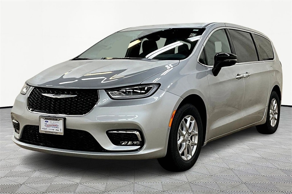 2026 Chrysler Pacifica Select's photo