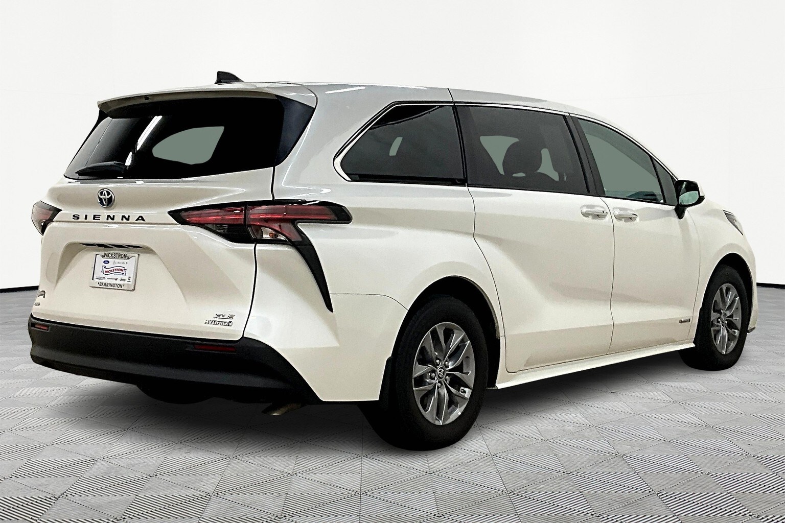 2021 Toyota Sienna XLE photo 2