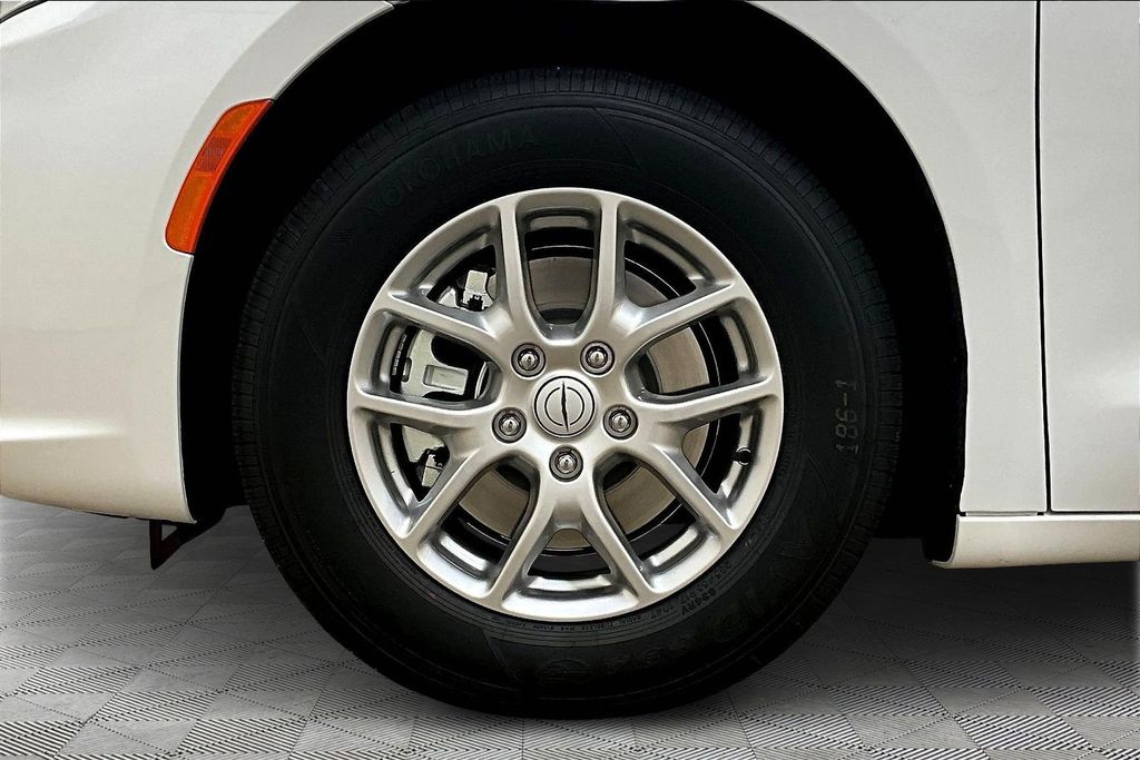 2026 Chrysler Pacifica Select - Photo 15