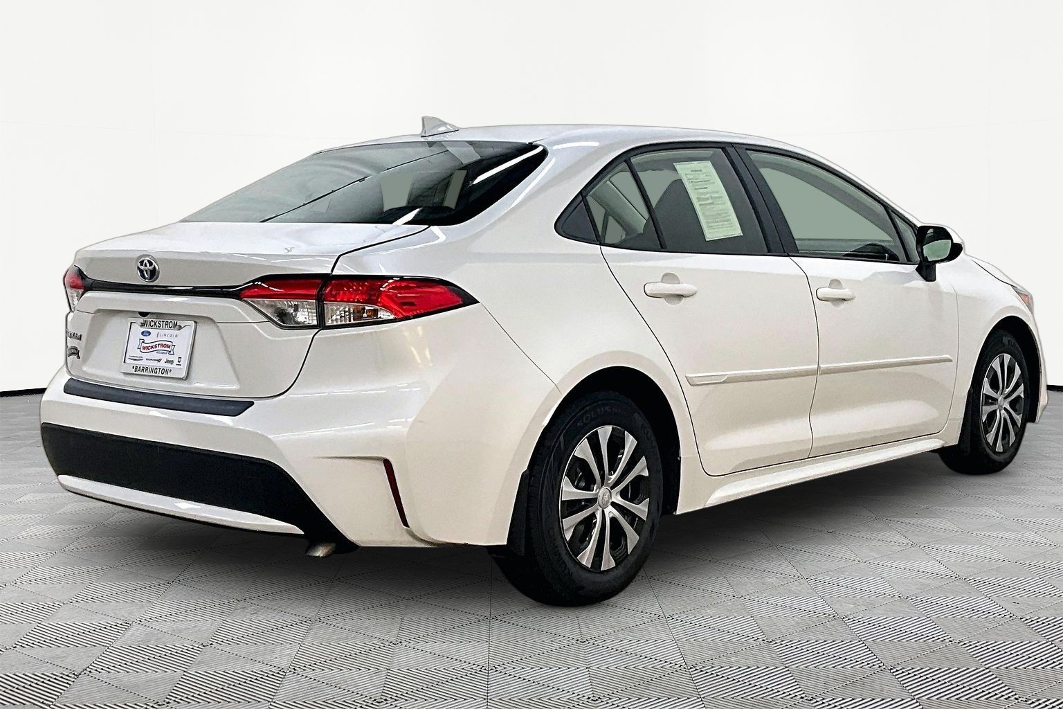 Used 2020 Toyota Corolla LE with VIN JTDEBRBE7LJ011461 for sale in Barrington, IL