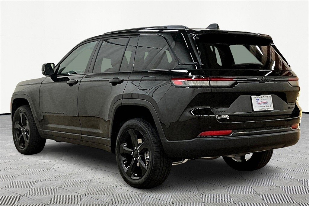 2025 Jeep Grand Cherokee Limited photo 3