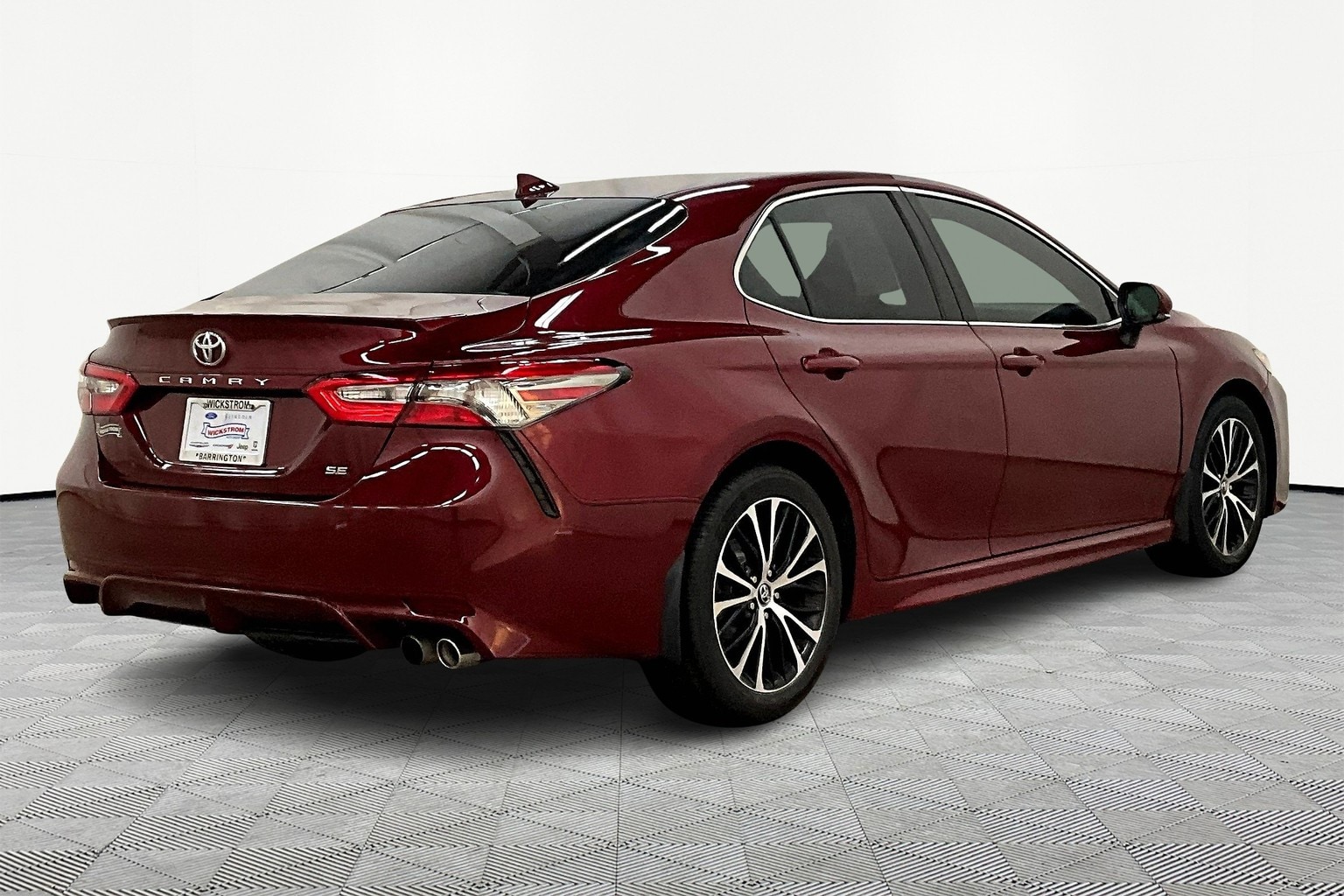 Used 2018 Toyota Camry SE with VIN 4T1B11HK8JU670645 for sale in Barrington, IL