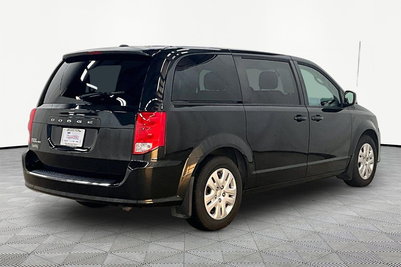 Used 2018 Dodge Grand Caravan SE with VIN 2C4RDGBG2JR137995 for sale in Barrington, IL