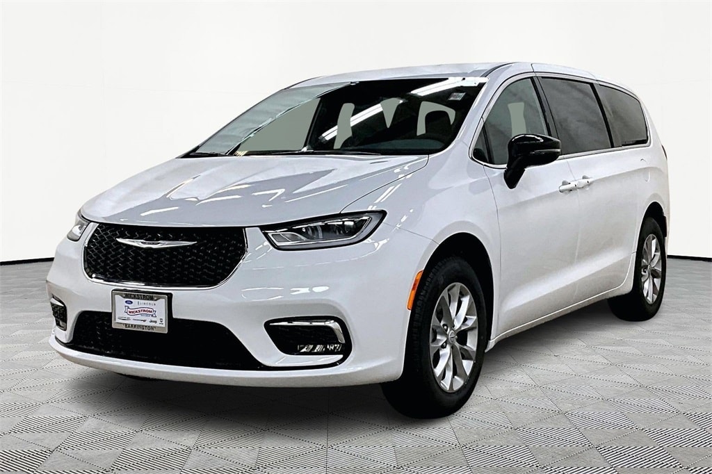 2026 Chrysler Pacifica Select's photo