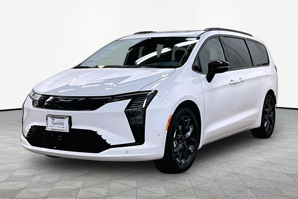 2027 Chrysler Pacifica Limited's photo