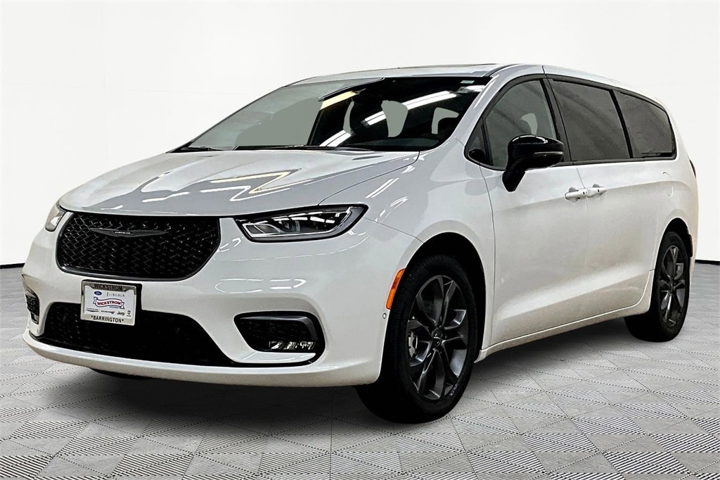 2026 Chrysler Pacifica Select's photo