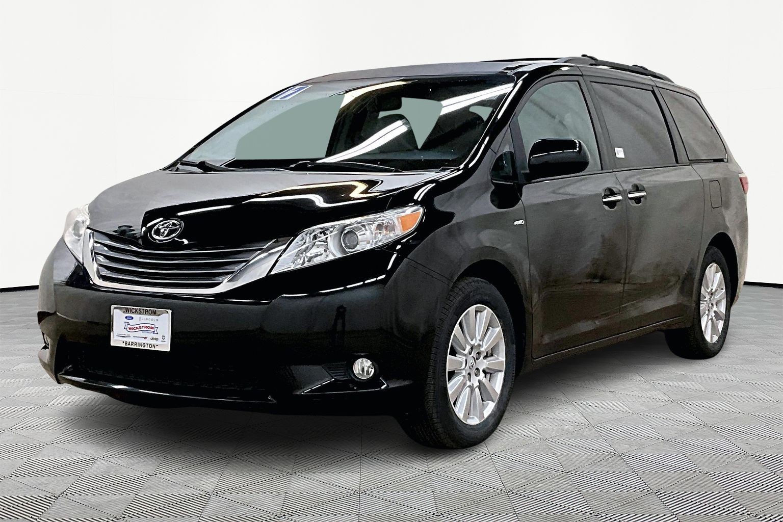2017 Toyota Sienna XLE Premium's photo