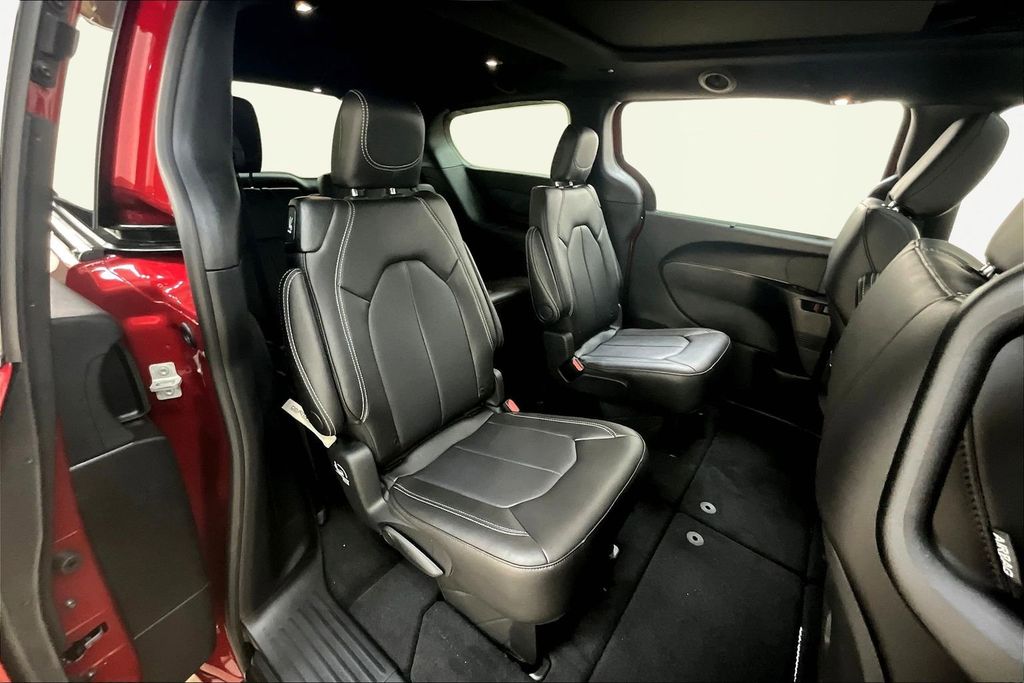 2026 Chrysler Pacifica Select - Photo 11
