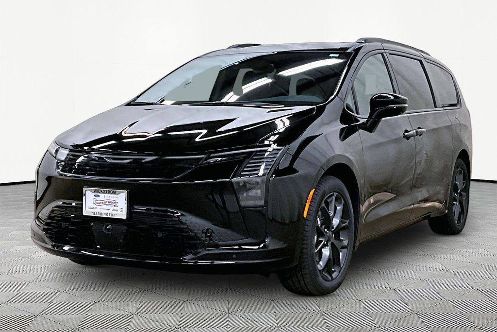 2027 Chrysler Pacifica Limited's photo