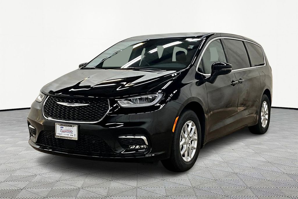 2026 Chrysler Pacifica Select's photo