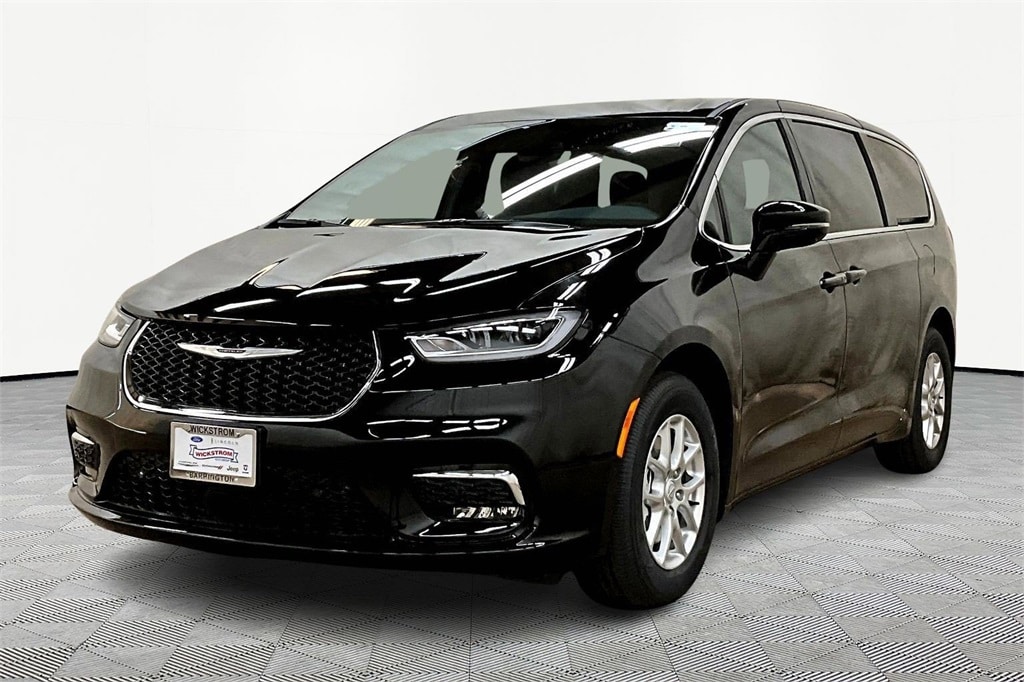 2026 Chrysler Pacifica Select's photo