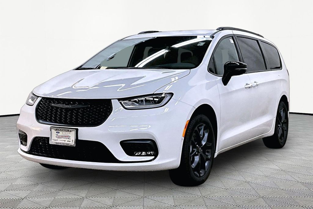 2026 Chrysler Pacifica Select AWD's photo