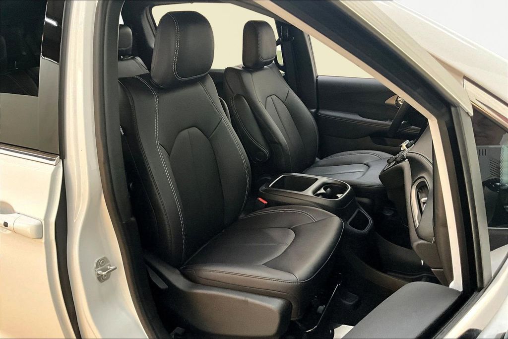 2026 Chrysler Pacifica Select - Photo 13