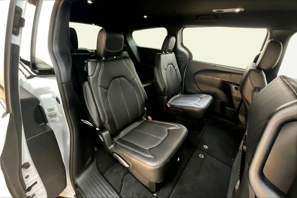 2026 Chrysler Pacifica Select - Photo 12