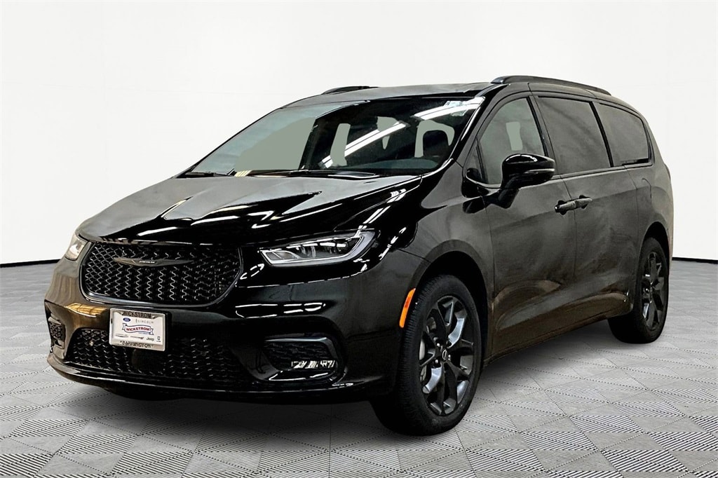 2026 Chrysler Pacifica Limited's photo