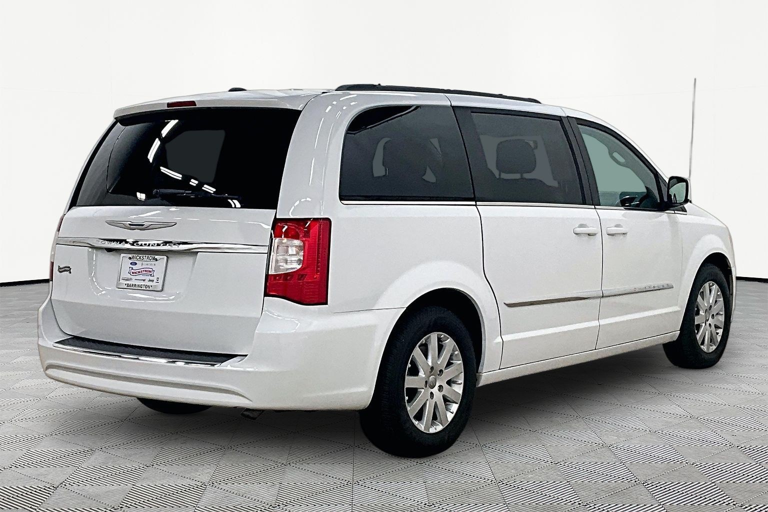 Used 2016 Chrysler Town & Country Touring with VIN 2C4RC1BG4GR128823 for sale in Barrington, IL