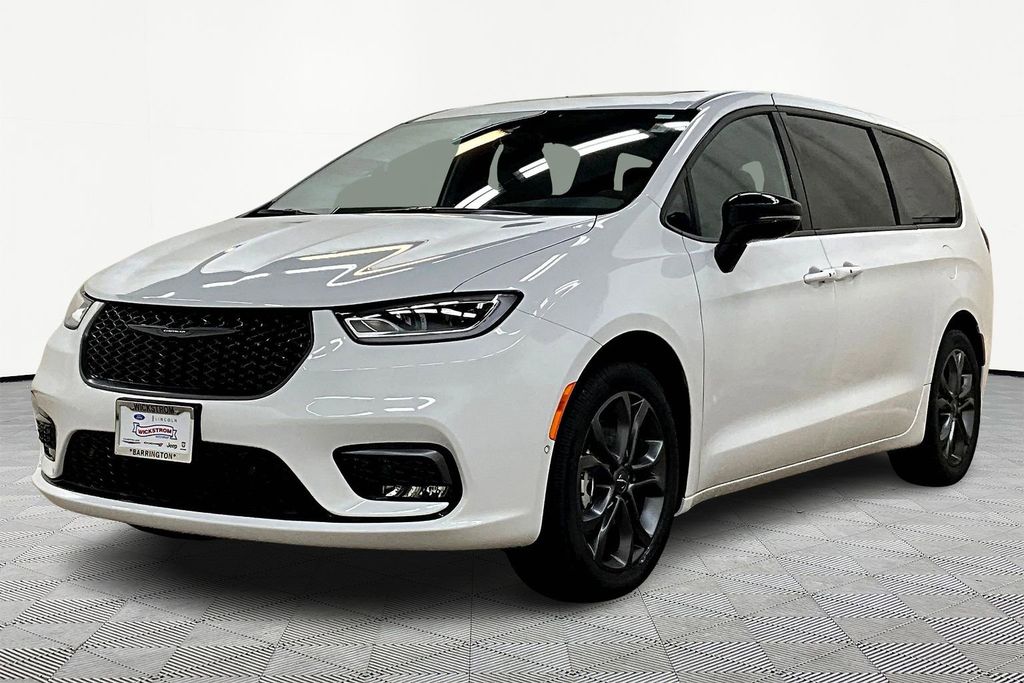 2026 Chrysler Pacifica Select's photo