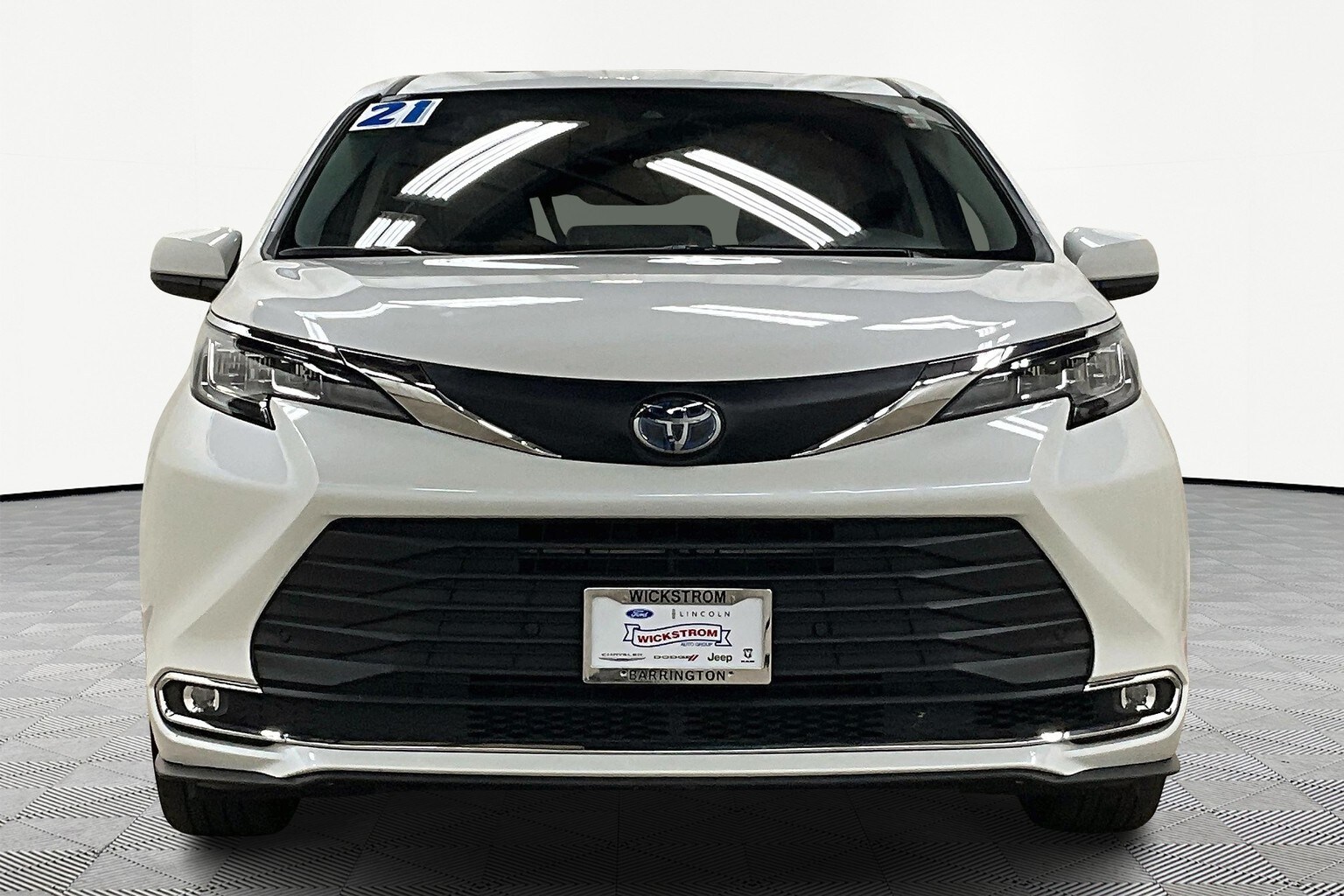 2021 Toyota Sienna XLE photo 3
